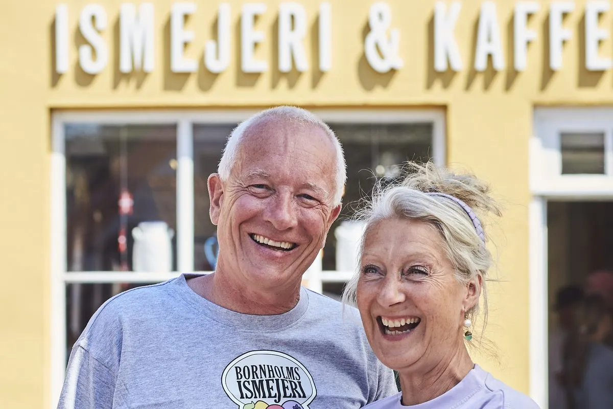 Jonas Bohn und Vibeke Bengtson vor Bornholms Ismejeri & Kaffebar in der Postgade in Svaneke